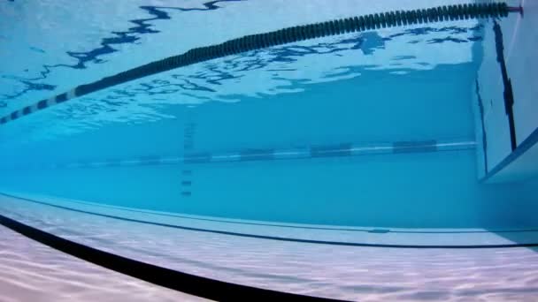 Vista subaquática da piscina vazia — Vídeo de Stock
