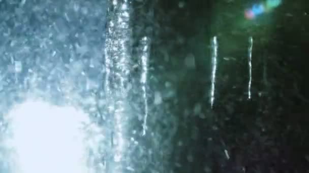 Eriyen buz sarkıtları ve güneş ışığı — Stok video