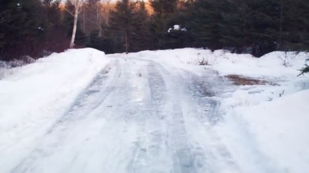 Conducir en una pequeña carretera durante el invierno — Vídeos de Stock