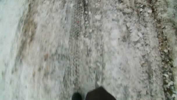 Uomo che cammina in polvere di neve — Video Stock