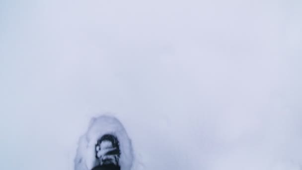 Человек, идущий по снегу — стоковое видео
