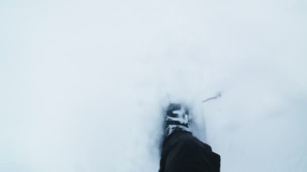 Homme marchant dans la poudre de neige — Video