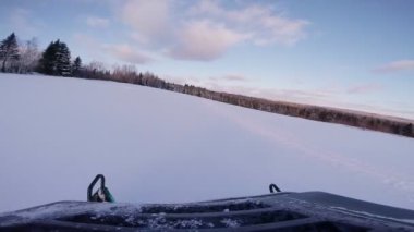 hızlı hareketli kar arabası bir orman yolu