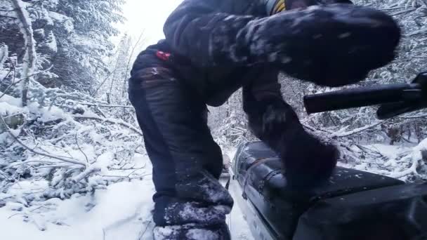 Водитель передвигается на снегоходе — стоковое видео