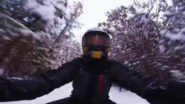 Водитель снегохода в снегу — стоковое видео