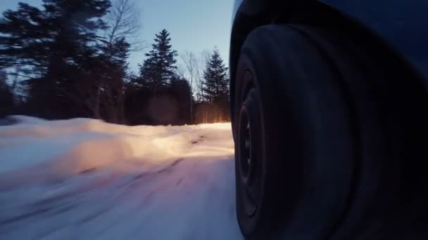 Autorad fährt von Straße ab — Stockvideo