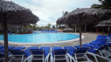 Havuzu ile tropikal tatil