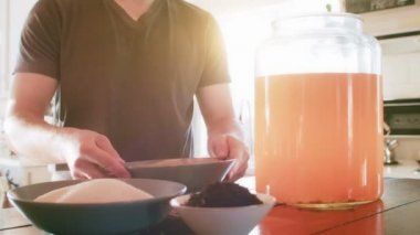 Adam scoby Kombucha üstüne koyarak
