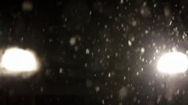 Araba ışıklar kış kar fırtınası sırasında