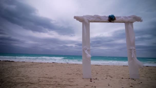 해변에서 열리는 웨딩 아치 — 비디오