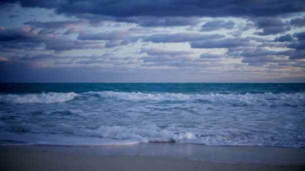 Stormy Horizon Beach en el tiempo tropical — Vídeo de stock