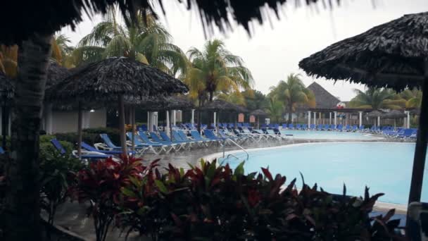 Chuva em férias em um resort tropical — Vídeo de Stock