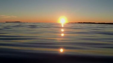 gölden üzerinde güzel gün batımı görüntülemek 