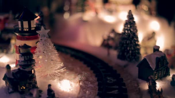 Μικρογραφία του τρένου κάτω από το χριστουγεννιάτικο δέντρο — Αρχείο Βίντεο