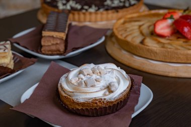 Çeşitli hamur işleriyle kahvaltı kahvesi.