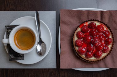 Kahvaltıda ahududu ve espresso.