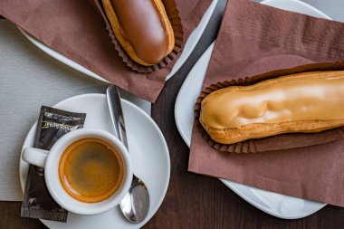 Bir kafede bir fincan kahveli ekler.