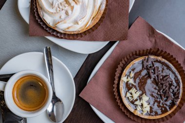 Çeşitli hamur işleriyle kahvaltı kahvesi.