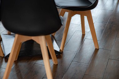 Bir restoranda, arka planda sandalyeler.