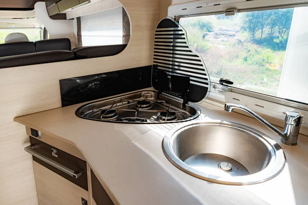 Kleine Keuken Geïntegreerd Het Interieur Van Een Caravan — Stockfoto