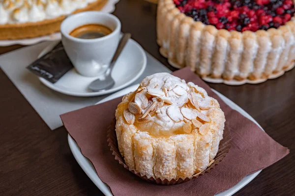 Φρέσκο Γλυκό Κέικ Ένα Φλιτζάνι Καφέ — Φωτογραφία Αρχείου