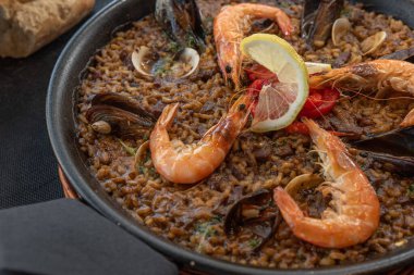 Karides ve midyeli deniz ürünleri paellası.