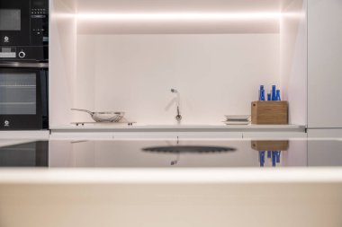 Minimalist tarzda bembeyaz modern mutfak.