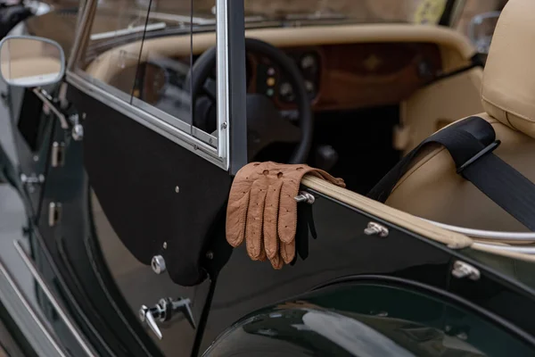 Fahrerlederhandschuhe Hängen Der Karosserie Eines Oldtimers — Stockfoto