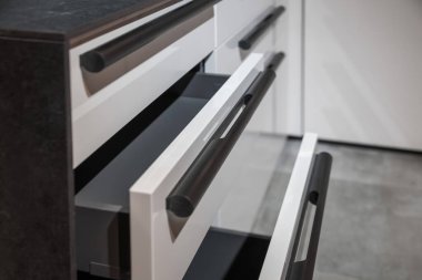 Modern tasarım ve iyi donanımlı mutfak çekmeceleri.