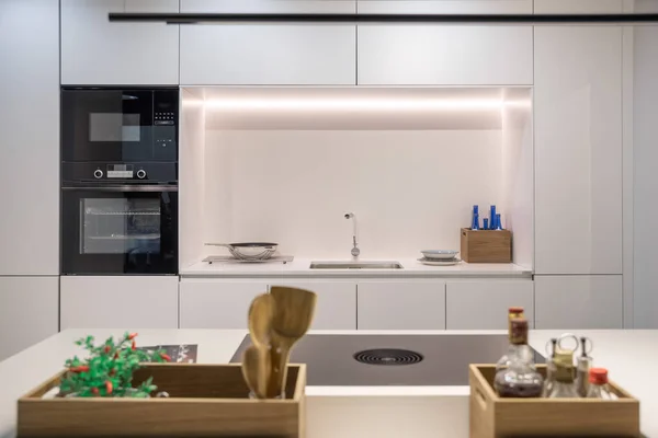 Dapur Modern Berwarna Putih Dalam Gaya Minimalis — Stok Foto