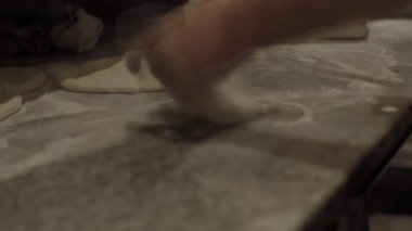 Teslimat için İtalyan pizzası pişirme süreci.