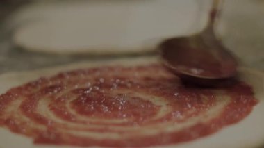 Teslimat için İtalyan pizzası pişirme süreci.