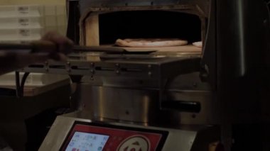 Teslimat için İtalyan pizzası pişirme süreci.