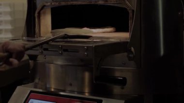 Teslimat için İtalyan pizzası pişirme süreci.