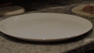 Teslimat için İtalyan pizzası pişirme süreci.