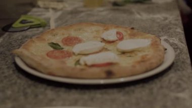 Teslimat için İtalyan pizzası pişirme süreci.