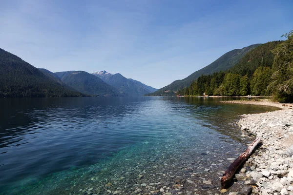 Yazın Kanada nehri, berrak mavi sular ve dağlar.