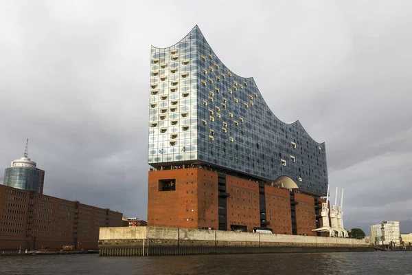 Elbe Filarmoni Salonu nehirden bulutlu bir günde.