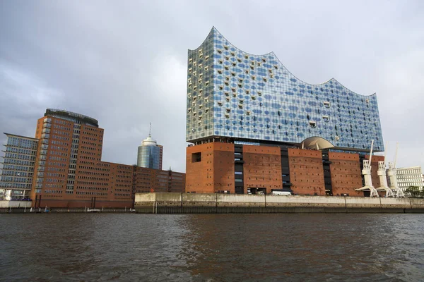 Elbe Filarmoni Salonu nehirden bulutlu bir günde.