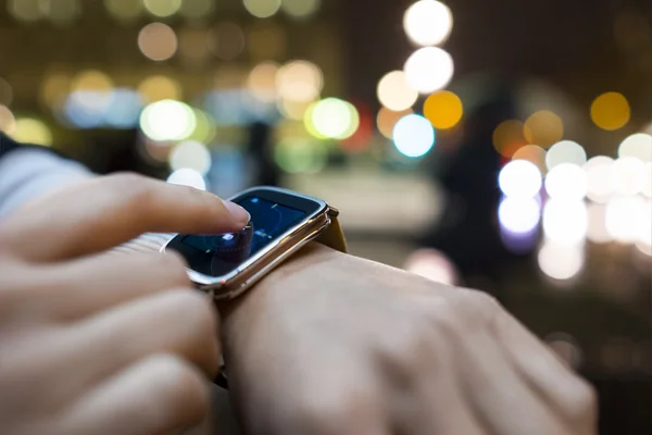 Woman in the city using her smartwatch — Stock Photo, Image