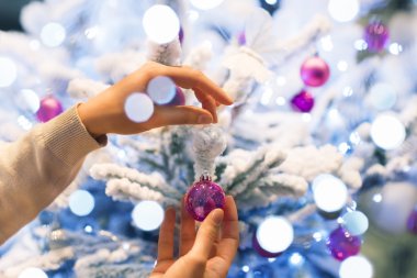 kadın evde Noel ağacı süsleme