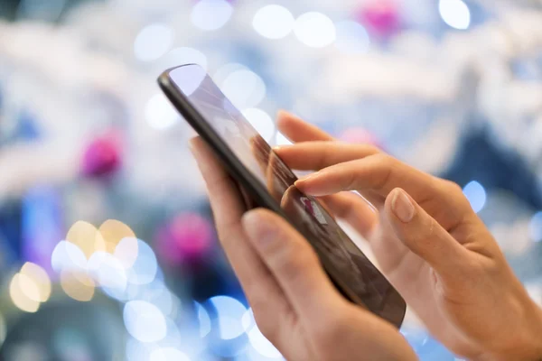 Mujer usando su teléfono móvil —  Fotos de Stock