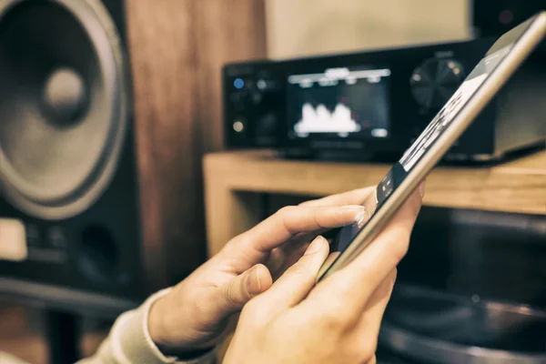 Vrouw luisteren muziek van een tablet — Stockfoto