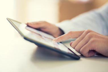 dijital tablet kullanan kadın