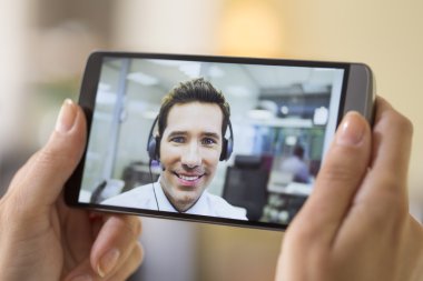 cep telefonu video arama sırasında kadınla