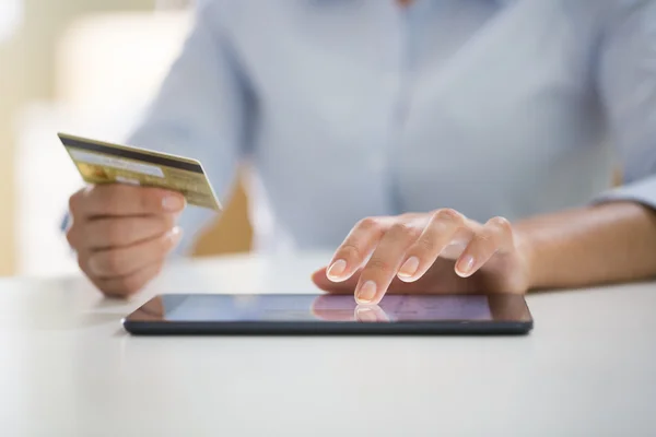 Mulher compras on-line com tablet digital — Fotografia de Stock