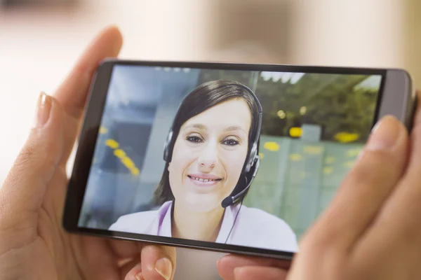 Vrouw met mobiele telefoon tijdens video-oproep — Stockfoto