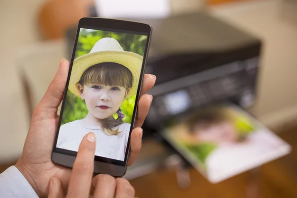 Žena tiskne fotografie — Stock fotografie