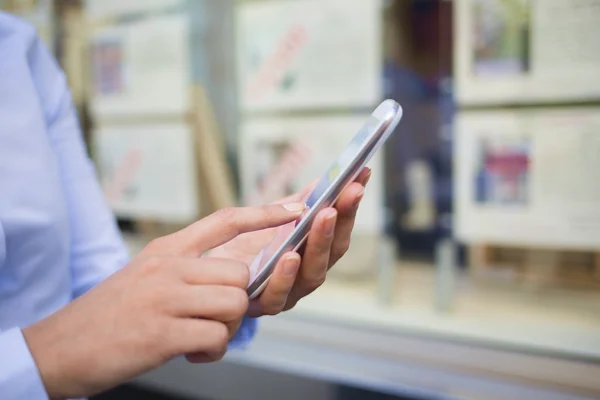 Frau benutzte ihr Handy — Stockfoto