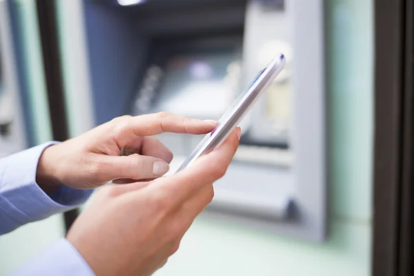 Woman using her mobile phone — Stock Photo, Image